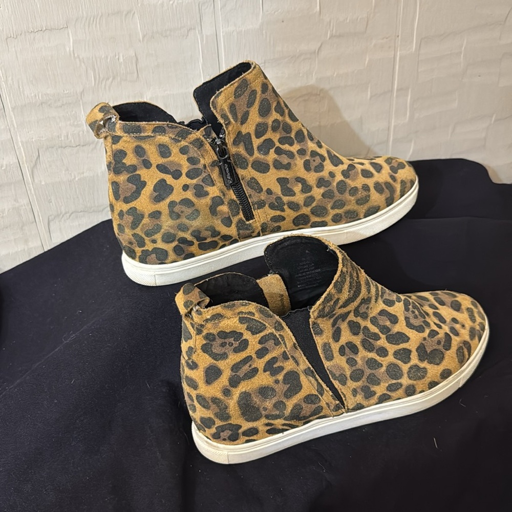Blondo Women’s Georgette Waterproof Hidden Wedge Sneaker - Picture 3 of 5